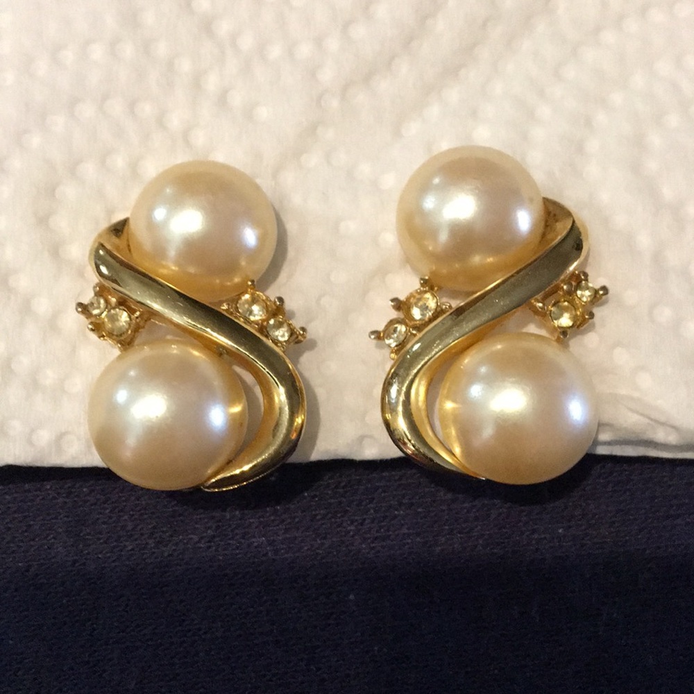 Vintage Richelieu simulated pearl earrings